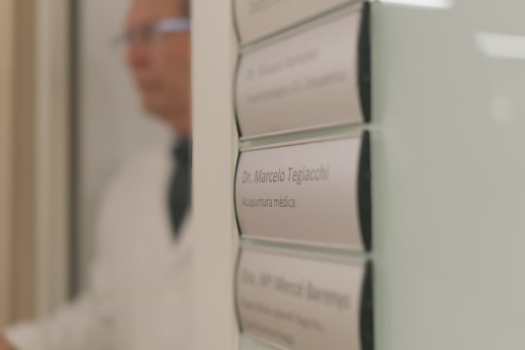 Micro implantes de oro para la artrosis: qué son, cómo funcionan y por qué son una alternativa real a la cirugía