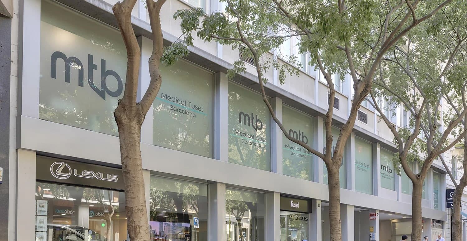Fachada de edificio con oficinas de Medical Tuset Barcelona sobre un concesionario de coches Lexus.